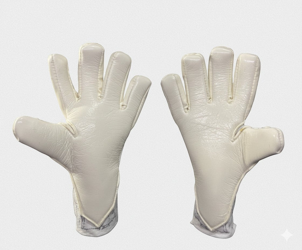 TOTAL KEEPERS GEKKO PRO black and white goalkeeper gloves with negative cut and removable wrist straps.