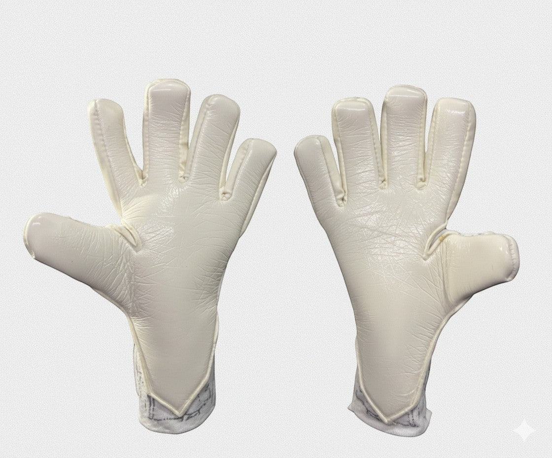 TOTAL KEEPERS GEKKO PRO black and white goalkeeper gloves with negative cut and removable wrist straps.